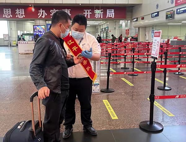 1649662024123694.jpeg 首登機服務(wù)協(xié)助旅客放心出行.jpeg