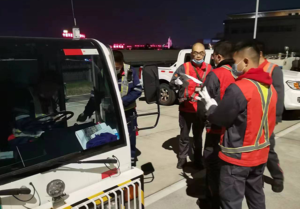 1668062448102863.jpg 機務特車隊牽移飛機保障T2順利啟用.jpg