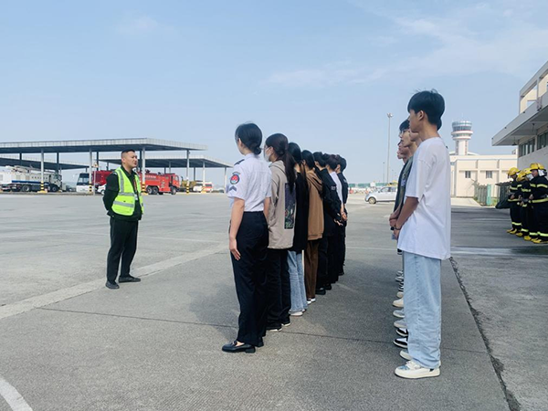 綿陽(yáng)機(jī)場(chǎng)安檢站對(duì)閬中機(jī)場(chǎng)、民航校  實(shí)習(xí)生開(kāi)展軍訓(xùn).png